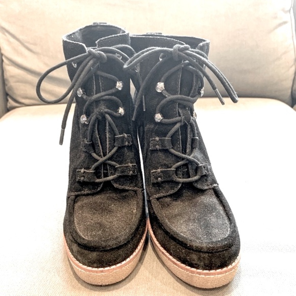 Vintage GAP wedge bootie in Oxford Style.  Suede upper. Size 6. - Picture 2 of 4